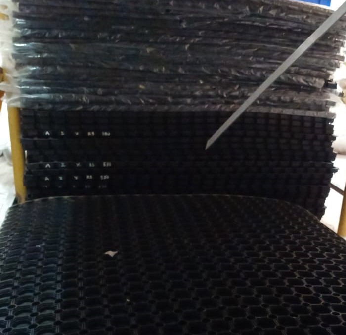 RUBBER HOLE MATS